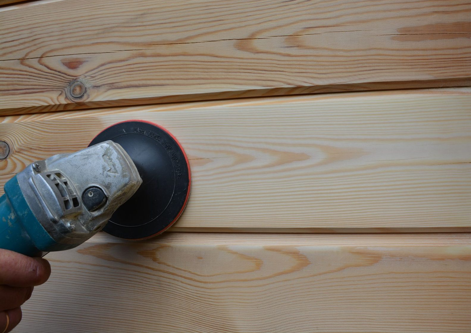 Как шлифовать деревянные стены без пыли